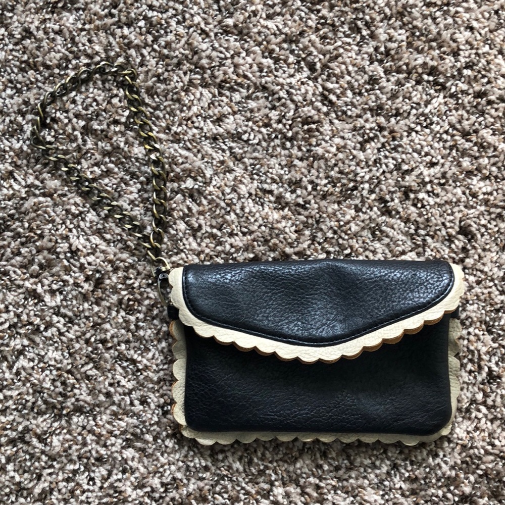 Darling wristlet with chain